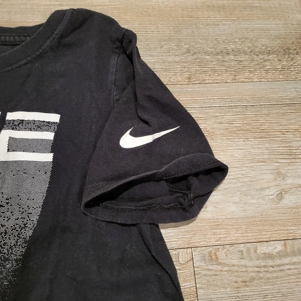 Nike The Nike Tee Athletic Cut Youth Boys Graphic Short Sleeve Tee Shirt Small